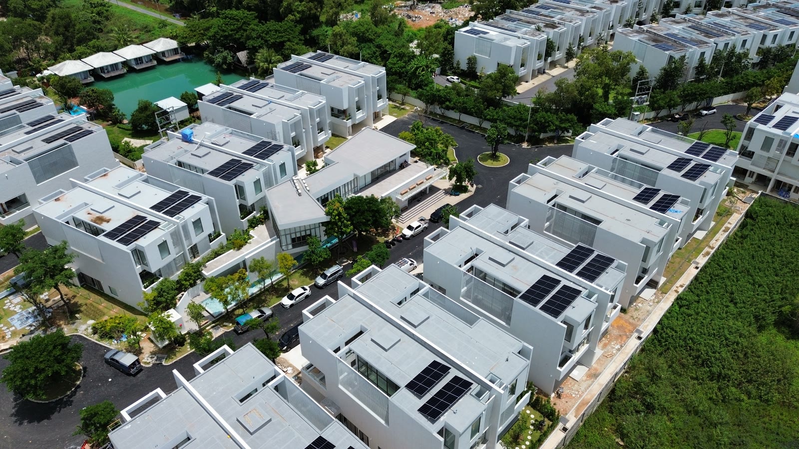 ภาพมุมสูงโครงการ The Residence Prime บ้านดอน ภูเก็ต ติดตั้งโซลาร์เซลล์ On-Grid 5 kW บนหลังคาบ้าน 8 หลัง