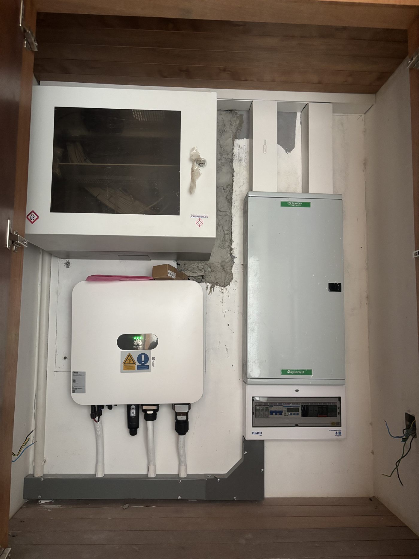 ตู้ไฟบ้านพร้อมอินเวอร์เตอร์ Huawei และตู้คอนซูมเมอร์ยูนิตของระบบโซลาร์ On-Grid ภูเก็ต