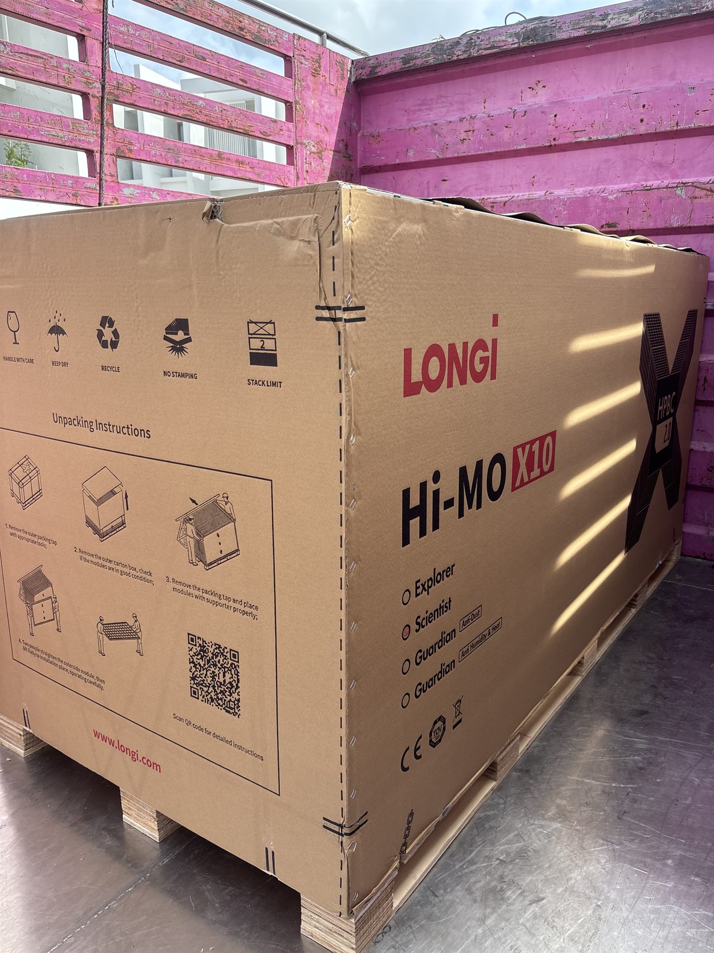 แผงโซลาร์เซลล์ LONGi Hi-MO X10 HPBC 2.0 รุ่น Guardian ส่งเข้าหน้างานโครงการบ้านภูเก็ต