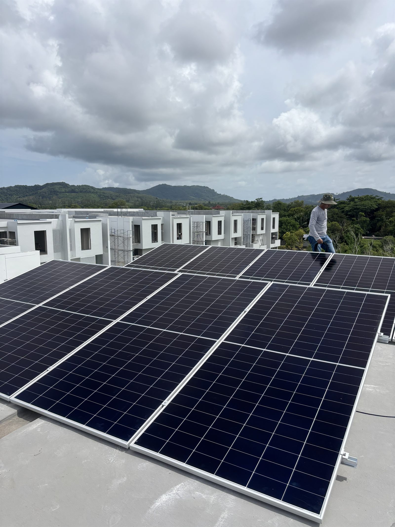 ทีมช่างโซล่าเซลล์ Pearl Solar Energy ติดตั้งแผงโซลาร์เซลล์บนดาดฟ้าบ้าน โครงการ The Residence Prime บ้านดอน ภูเก็ต