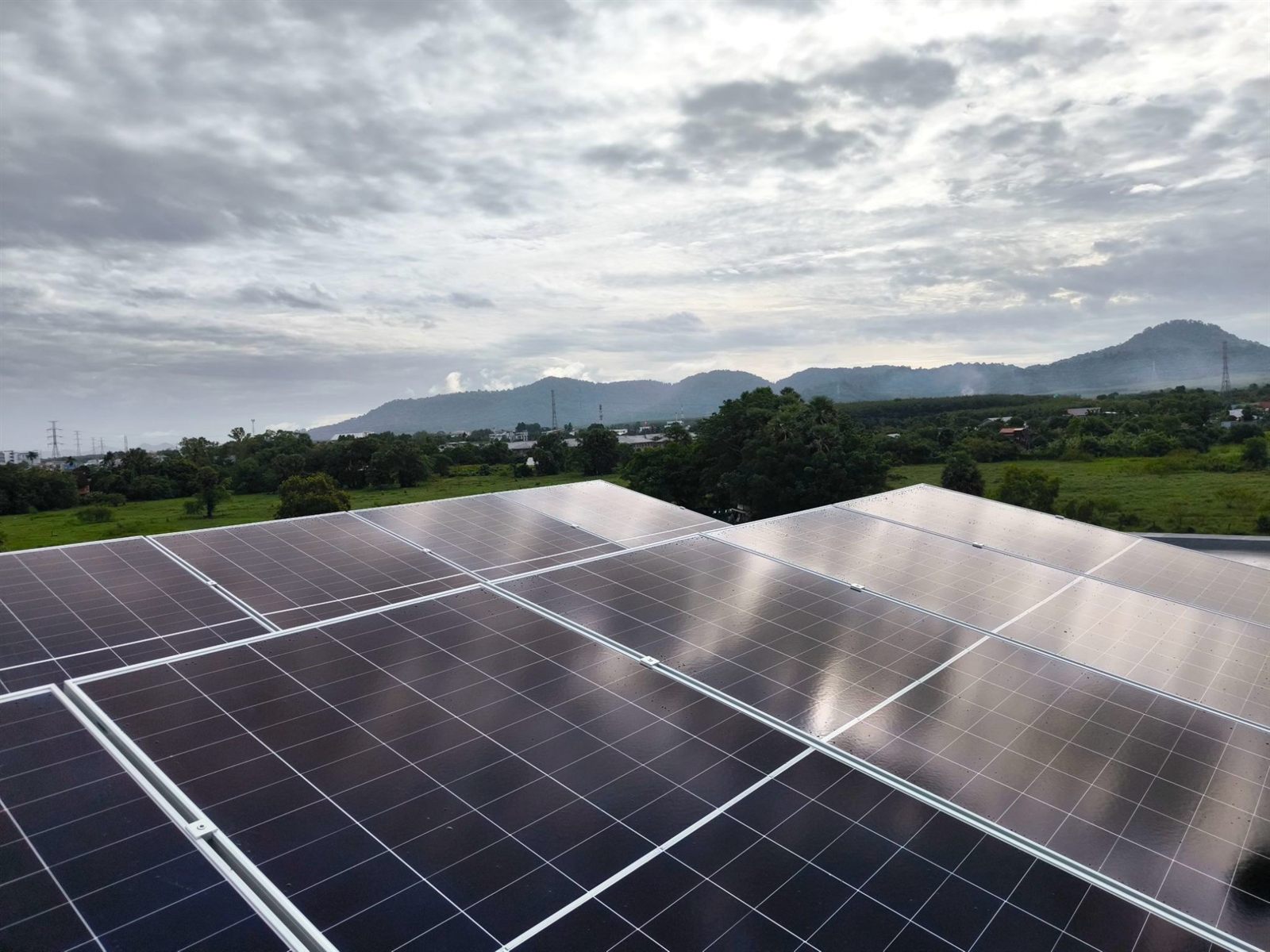 แผงโซลาร์เซลล์บนดาดฟ้าบ้านโครงการ The Residence Prime บ้านดอน ภูเก็ต ระบบ On-Grid 5 kW ต่อหลัง