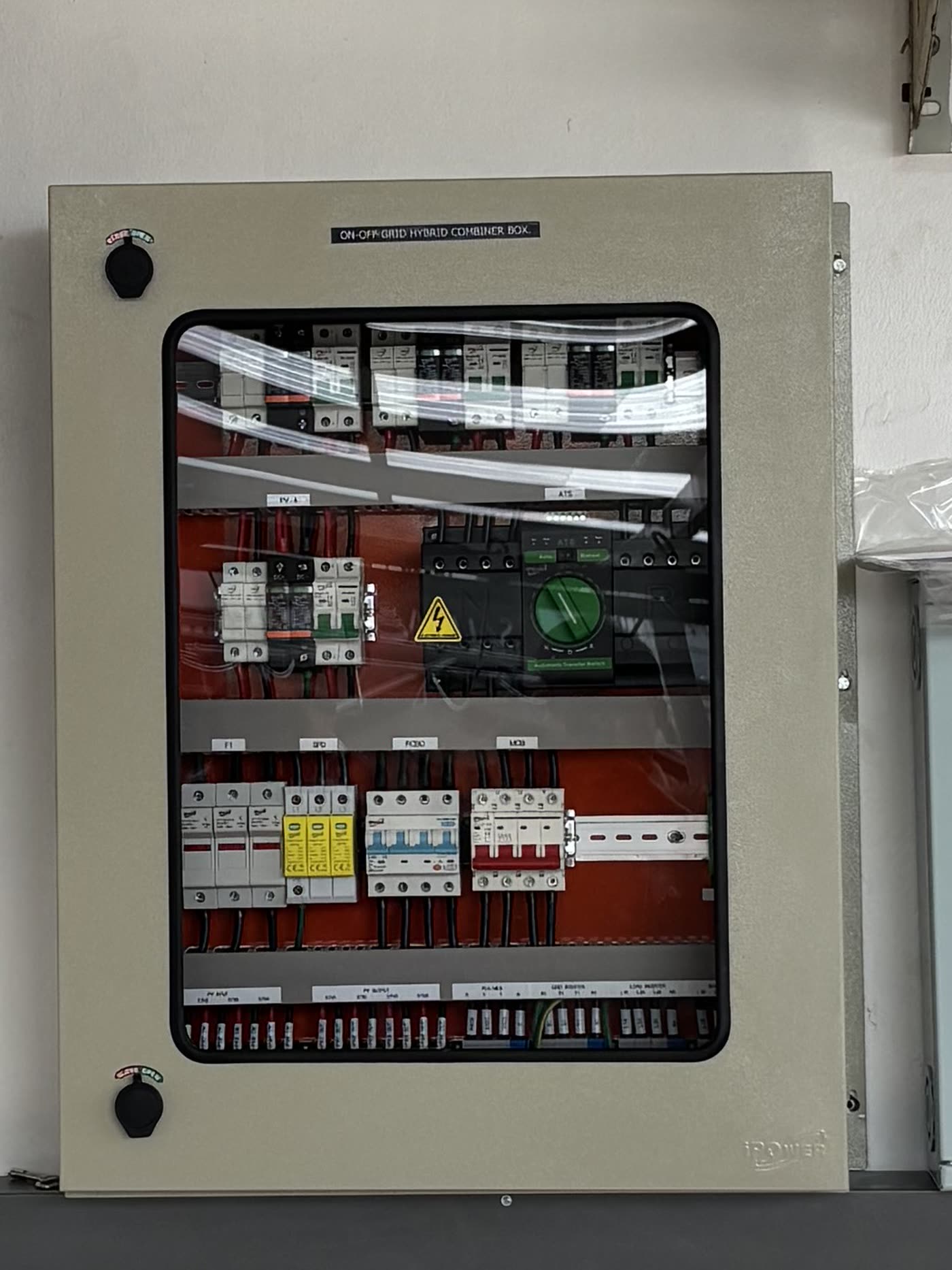 ภายในตู้ On-Off Grid Hybrid Combiner พร้อม ATS สลับไฟอัตโนมัติ เบรกเกอร์ฝั่ง PV และอุปกรณ์กันไฟกระชาก SPD