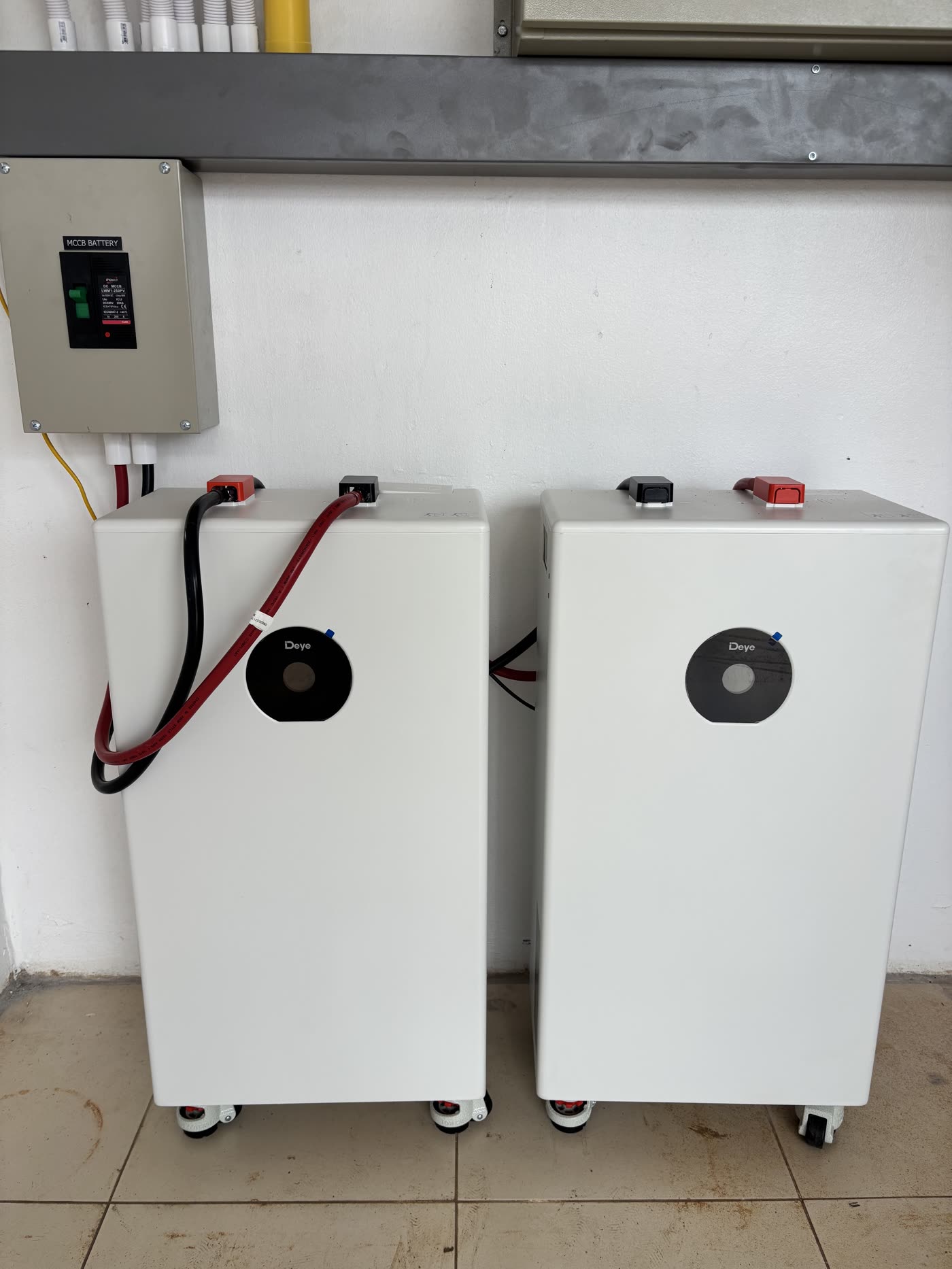 แบตเตอรี่ Deye 16 kWh สองชุด รวม 32 kWh สำหรับร้านอาหารในป่าตอง ภูเก็ต
