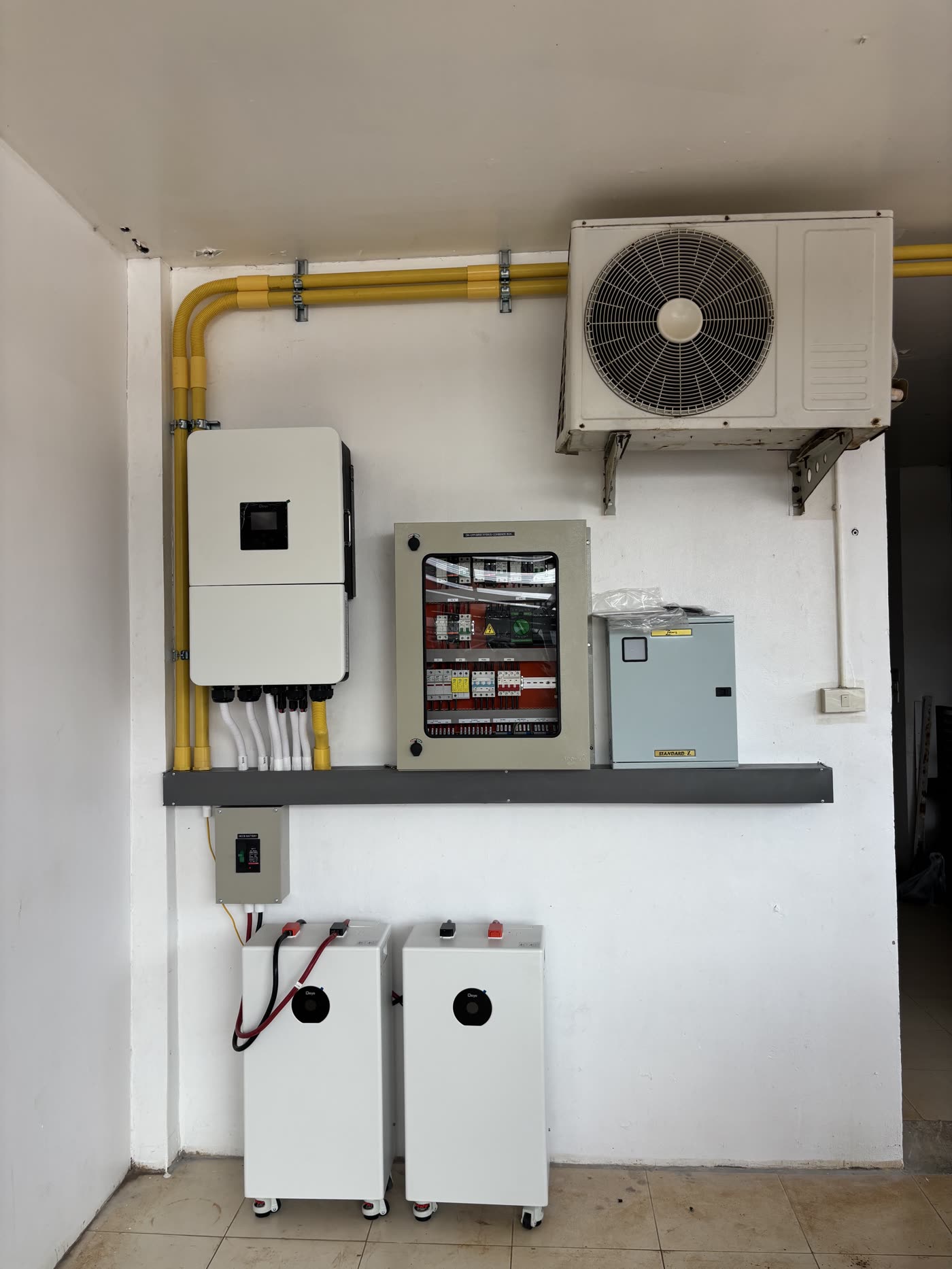 ห้องเครื่องระบบโซลาร์ไฮบริด Deye 20 kW พร้อมตู้ Combiner ที่ร้านอาหารในป่าตอง ภูเก็ต