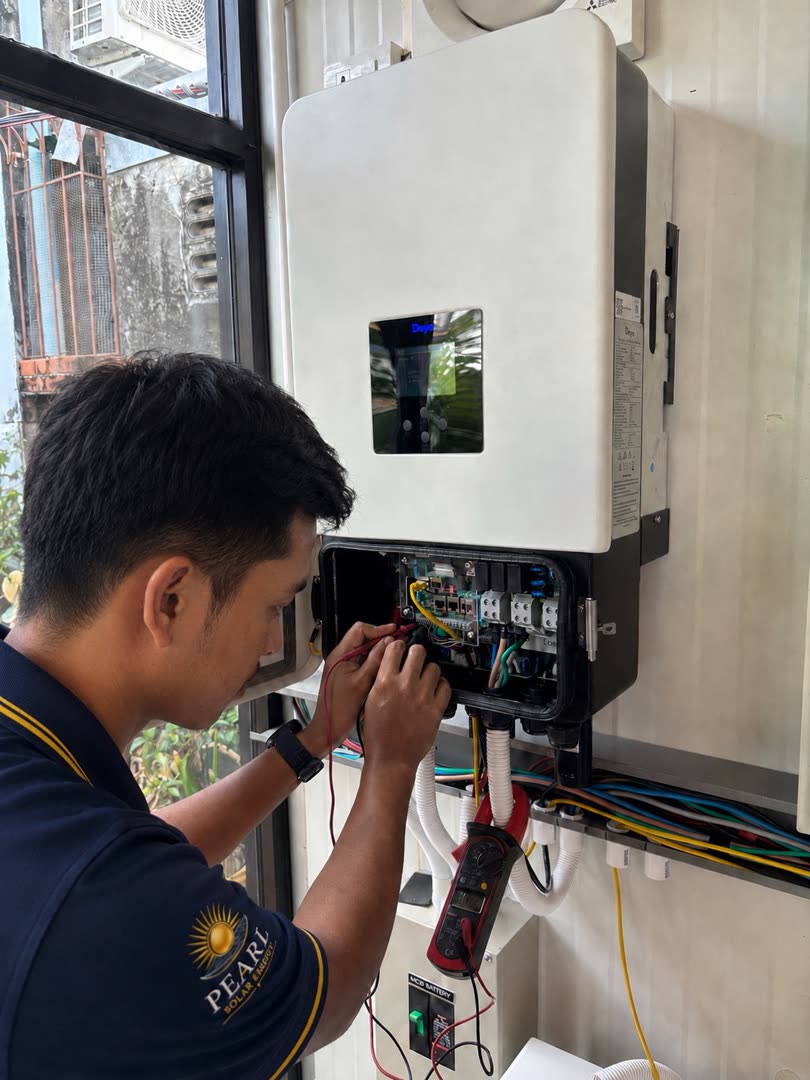 ช่างตรวจวัดแรงดันก่อนจ่ายไฟจริง งานติดตั้งโซลาร์เซลล์ ภูเก็ต