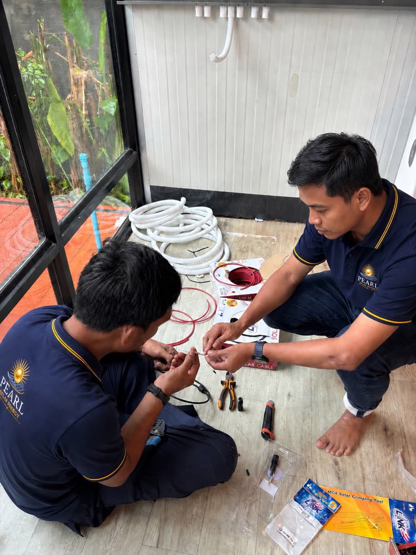 เข้าหัวสาย MC4 ด้วยเครื่องมือเฉพาะทาง หน้างานโซล่าเซลล์ เกาะแก้ว ภูเก็ต