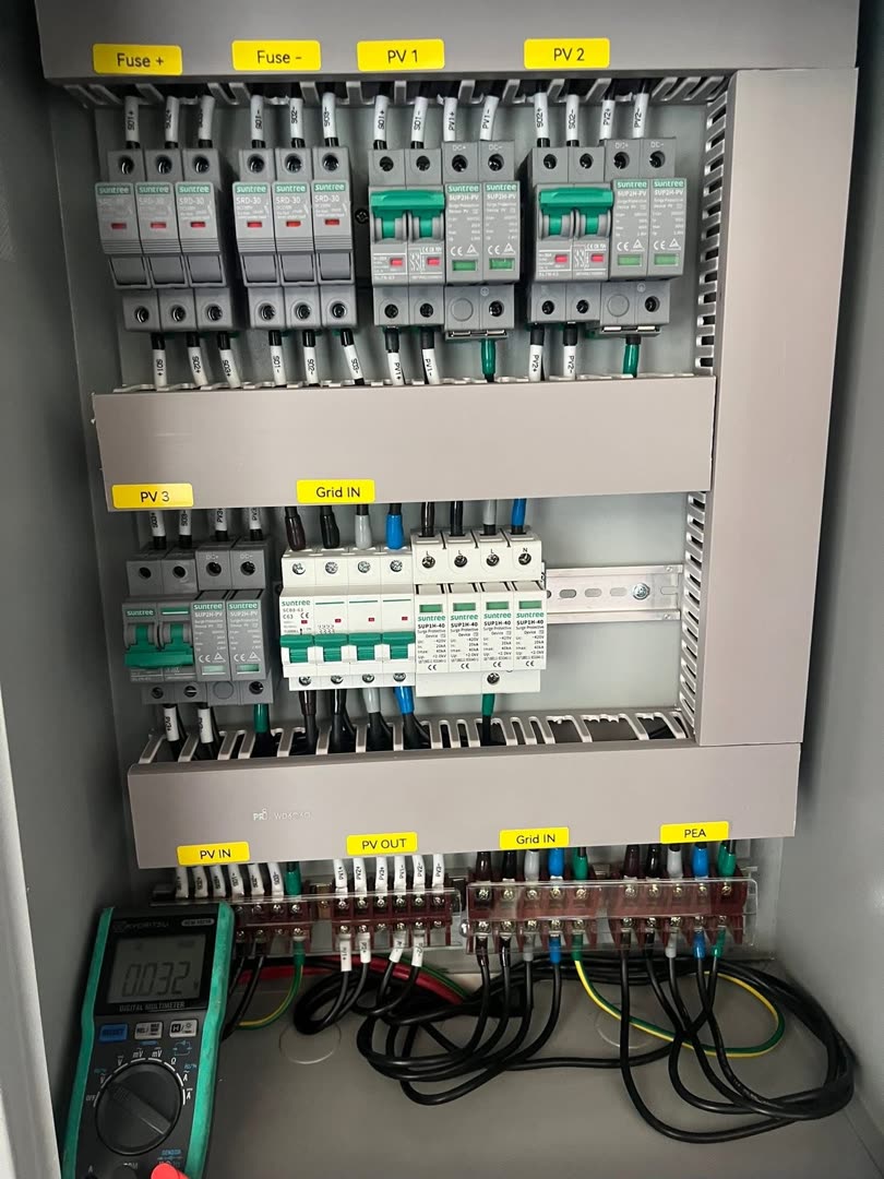 ตู้รวมสาย DC/AC Suntree พร้อมกันเซิร์จ PV1-PV3 วัดแรงดันด้วยมัลติมิเตอร์ก่อนจ่ายไฟ โกดัง นาใต้ พังงา