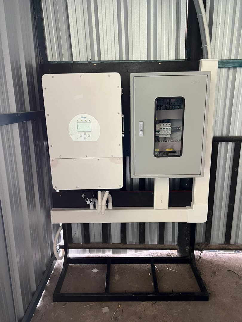 อินเวอร์เตอร์ Deye Hybrid 10 kW พร้อมตู้ควบคุม ติดตั้งในโกดัง นาใต้ พังงา