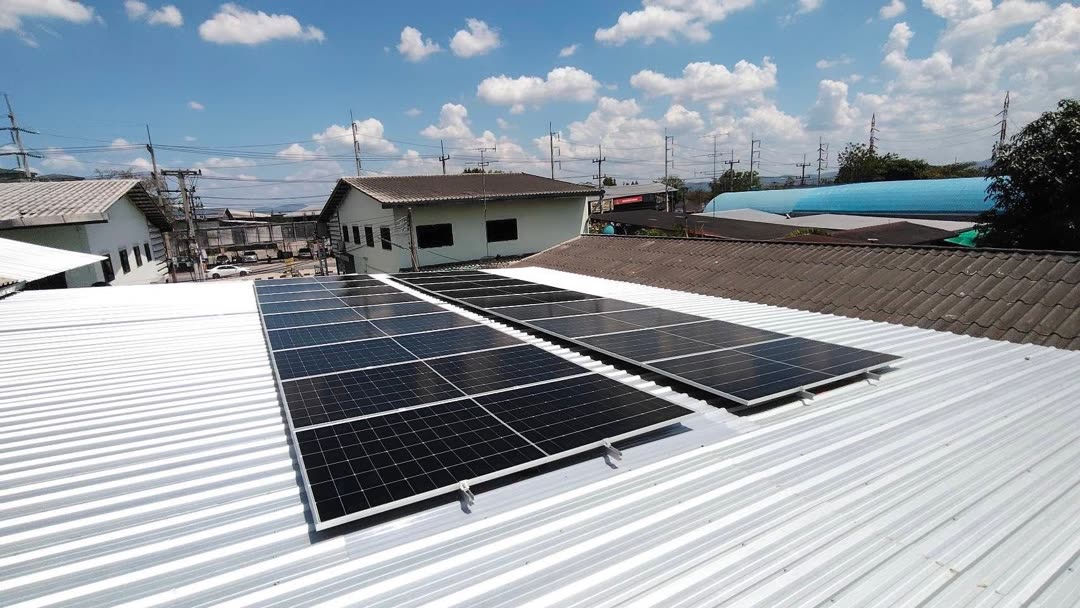 ระบบโซล่าเซลล์ไฮบริด 10 kW บนหลังคาเมทัลชีทโกดัง นาใต้ พังงา ติดตั้งโดยทีม Pearl Solar Energy