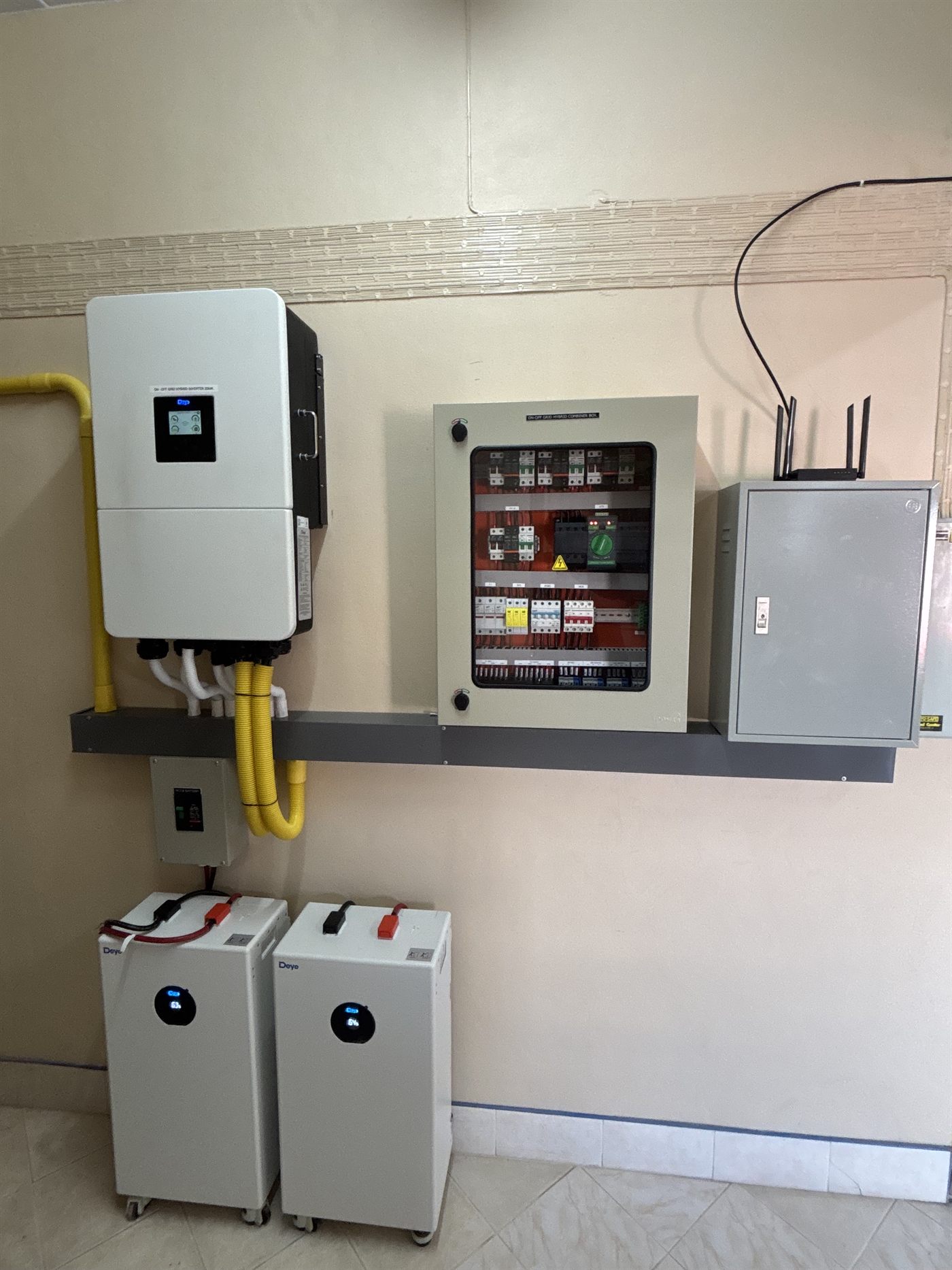 อินเวอร์เตอร์ไฮบริด Deye 20 kW พร้อมแบตเตอรี่ Deye 2 ชุด ในห้องเครื่องวัดขจรรังสรรค์ ภูเก็ต