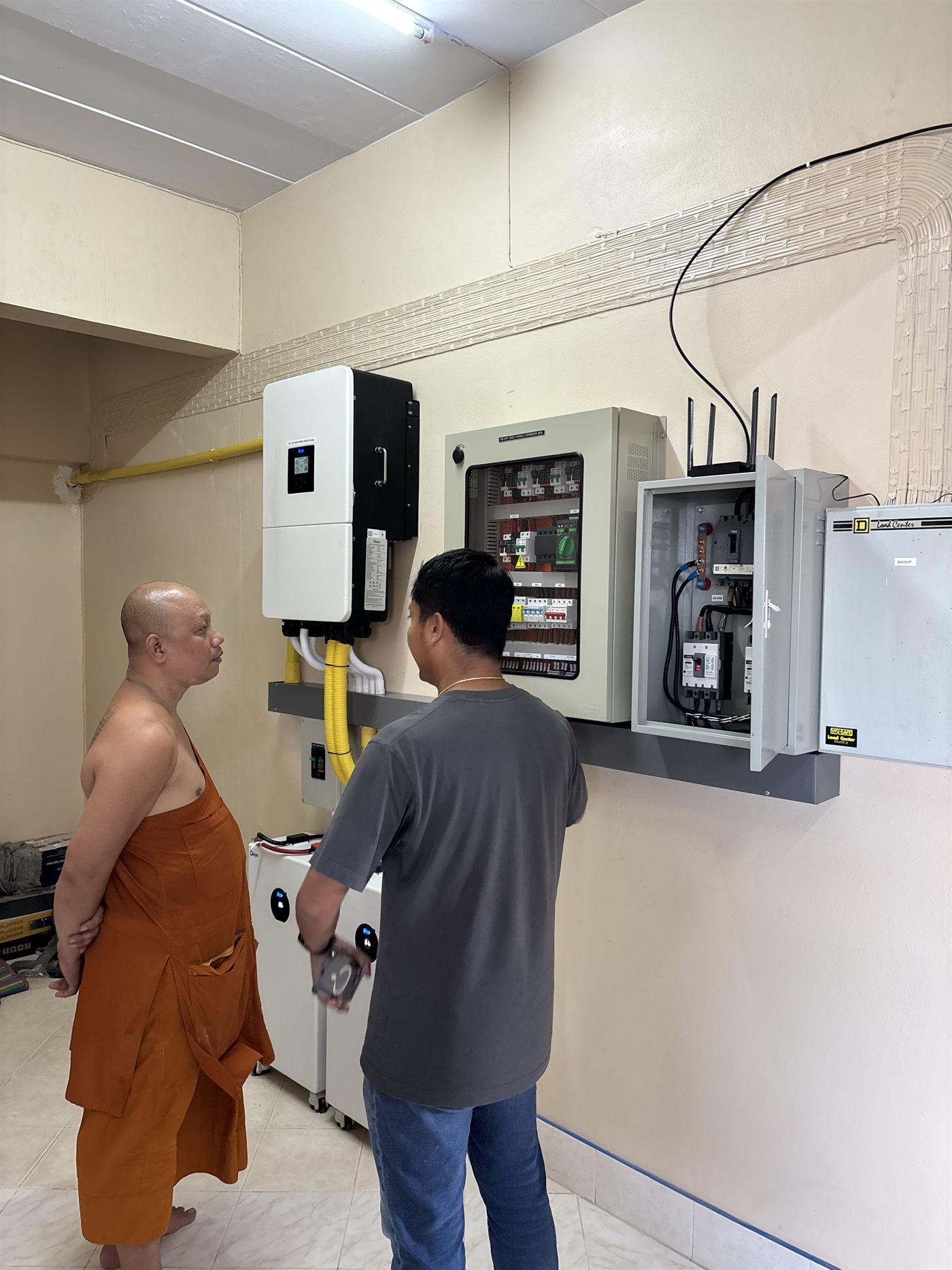 ทีมช่าง Pearl Solar Energy ส่งมอบงานและอธิบายการใช้งานระบบโซลาร์เซลล์ไฮบริด 20 kW ที่วัดขจรรังสรรค์ ภูเก็ต
